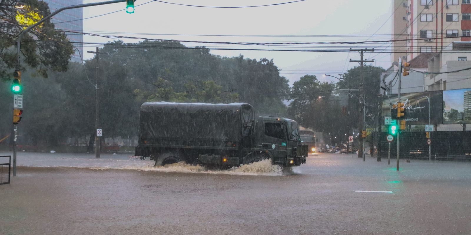 Tempestades com aviso vermelho atingem Sul; clima segue seco e quente