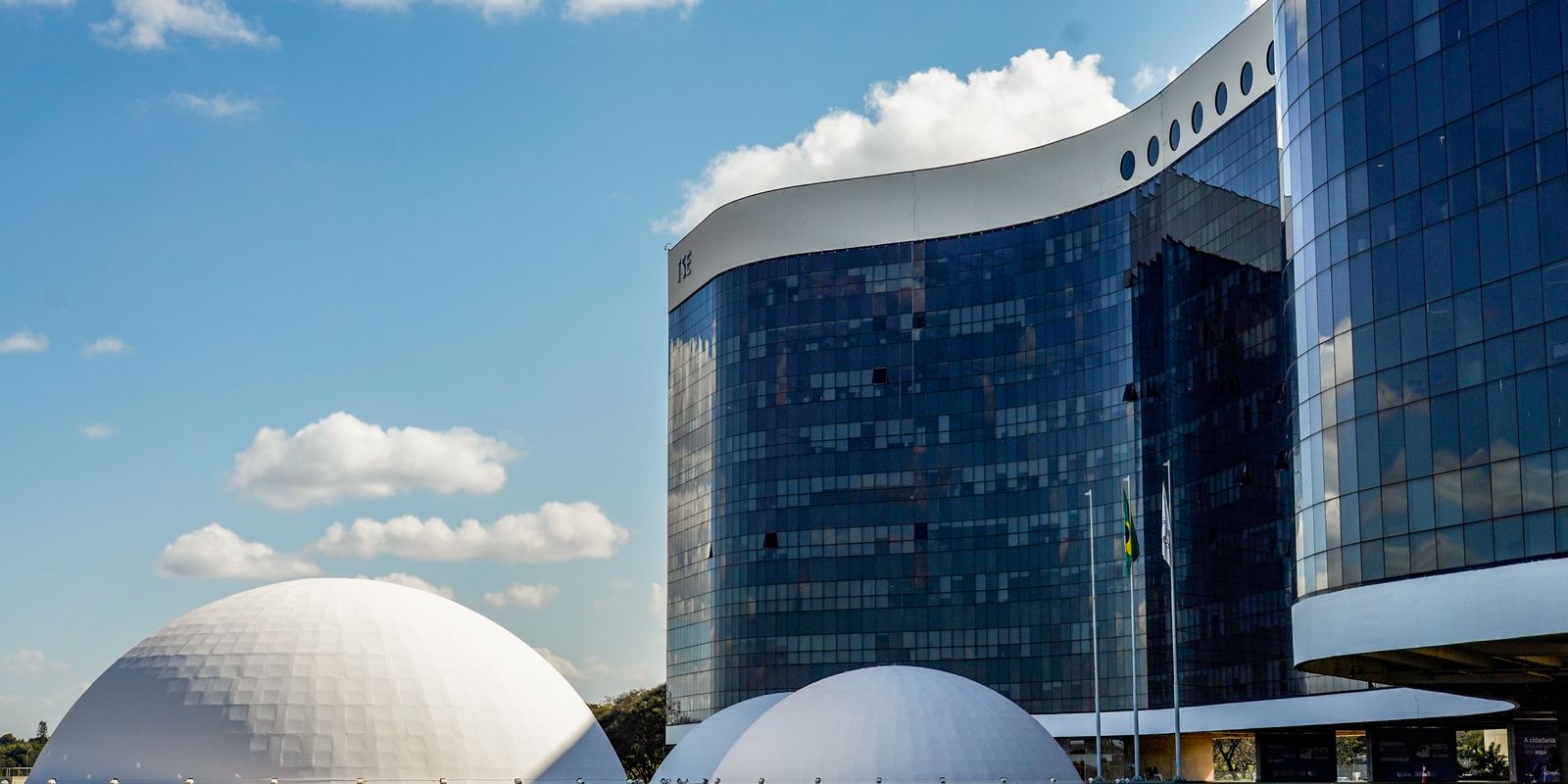 TSE mantém posts de 54 dirigentes e exige provas da campanha de Flávio