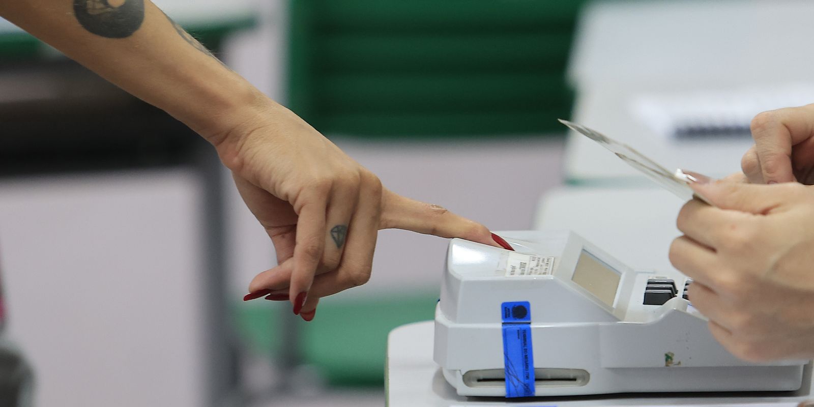 TSE reúne ministros para resolver impasse criado por decisão de Zanin