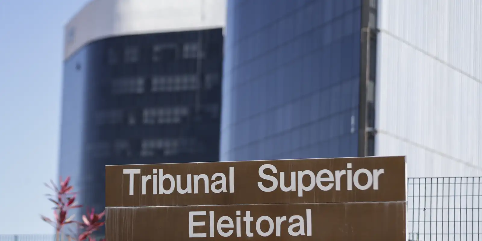 TSE veta anúncios do PT que acusavam Flávio de ser contra fim da escala 6x1