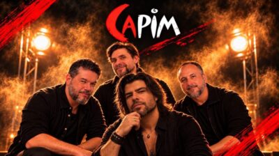 Arte com o logotipo CAPIM em vermelho e branco e quatro homens de roupas pretas posando diante de refletores de palco e fumaça alaranjada